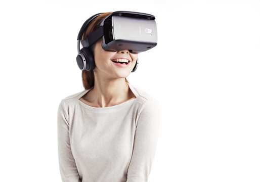 Five Cool Facts about Virtual Reality_female
