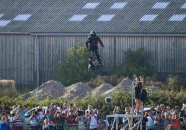 ‘Flyboard Air’ inventor tries to cross the English Channel