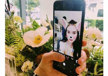 Bela Padilla captures picture-perfect selfies with this Samsung Galaxy smartphone