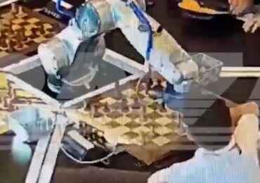 Robot breaks boy’s finger during chess match in Moscow