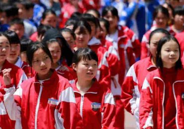 Schools in China make students wear “intelligent uniform” equipped with GPS